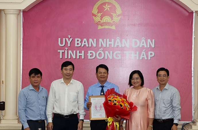 Chủ tịch Uỷ ban nhân dân tỉnh Phạm Thiện Nghĩa (thứ hai từ trái sang) trao Quyết định, lãnh đạo Sở Văn hóa, Thể thao và Du lịch tặng hoa cho ông Ngô Quang Tuyên