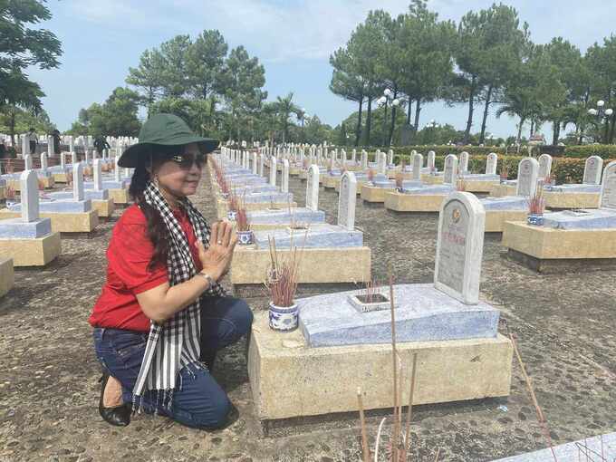Du khách thập phương đến dâng hương, tri ân các anh hùng, liệt sĩ tại các nghĩa trang tỉnh Quảng Trị
