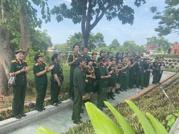 Hội Chiến sĩ Thành cổ Quảng Trị năm 1972 tỉnh Lâm Đồng đến dâng hương và hát cho đồng đội tôi nghe tại Nghĩa trang Liệt sĩ Quốc gia Đường 9