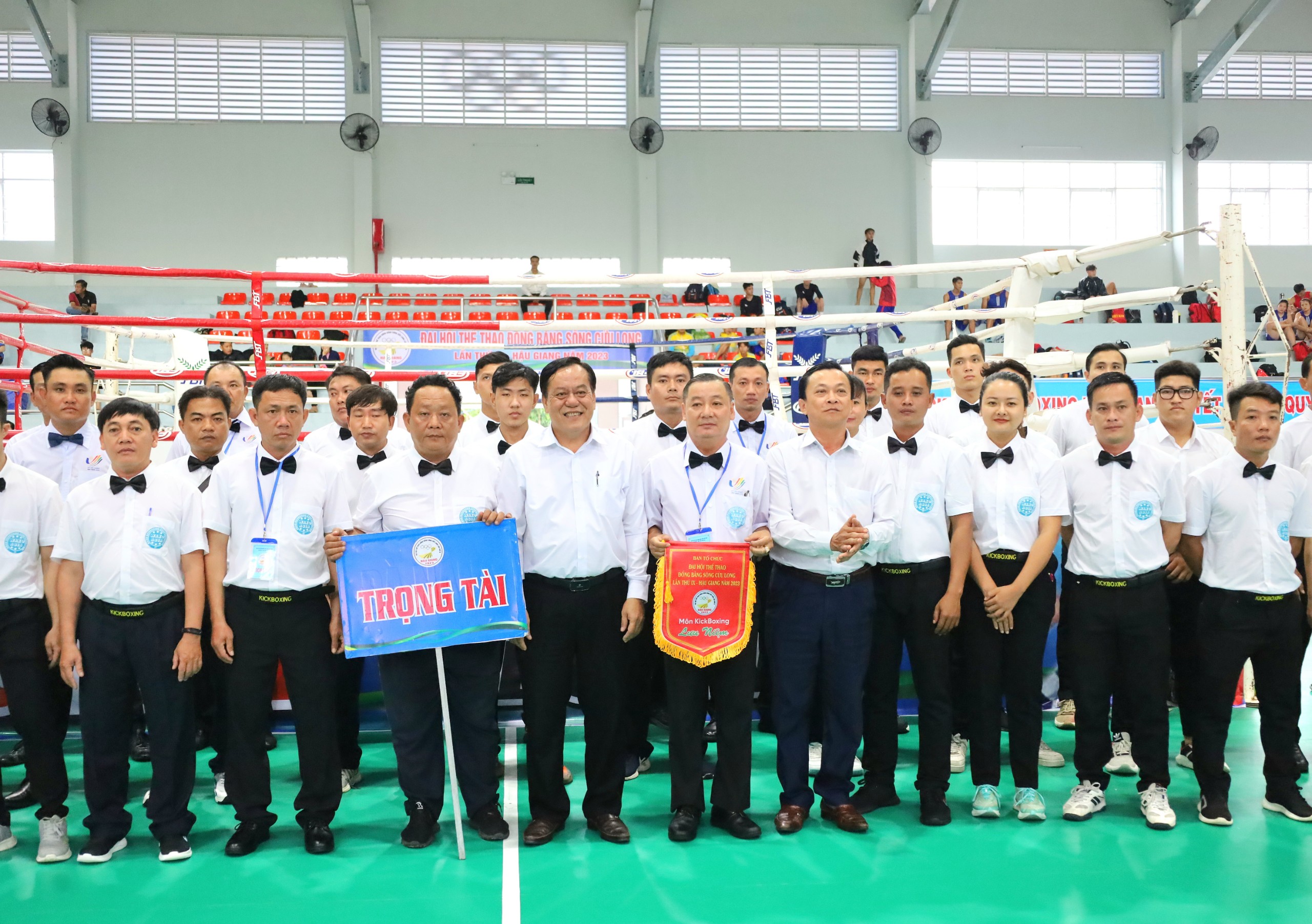 Ông Lê Công Khanh - Giám đốc Sở Văn hóa, Thể thao và Du lịch tỉnh Hậu Giang và ông Nguyễn Huỳnh Đức - Bí thư Thành ủy Ngã Bảy chụp hình lưu niệm cùng lực lượng trọng tài điều hành giải.