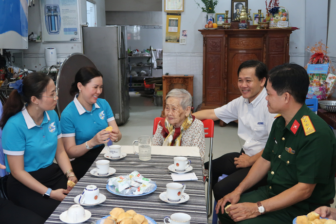 Mẹ Việt Nam anh hùng Dương Thị Nga vô cùng xúc động khi tưởng nhớ đến hình ảnh người con trai đã hy sinh năm 19 tuổi.