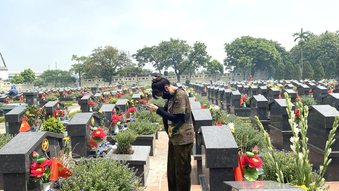 Đoàn Tạp chí Gia đình Việt Nam đã đến thắp hương từng ngôi mộ, nơi an nghỉ của các anh hùng liệt sĩ để tưởng nhớ và tri ân.
