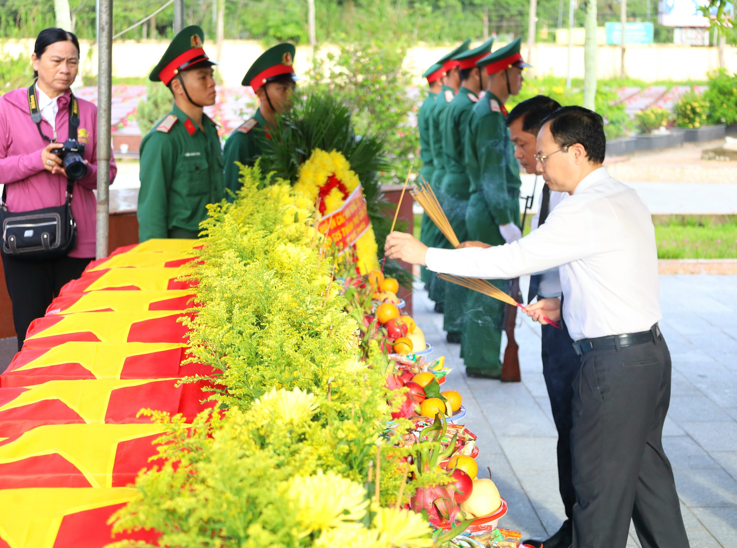 Ông Nguyễn Văn Hiếu - Ủy viên dự khuyết Ban chấp hành Trung ương Đảng, Bí thư Thành ủy Cần Thơ và ông Nguyễn Văn Hồng - Phó Chủ tịch UBND TP. Cần Thơ dâng hương tại buổi lễ.