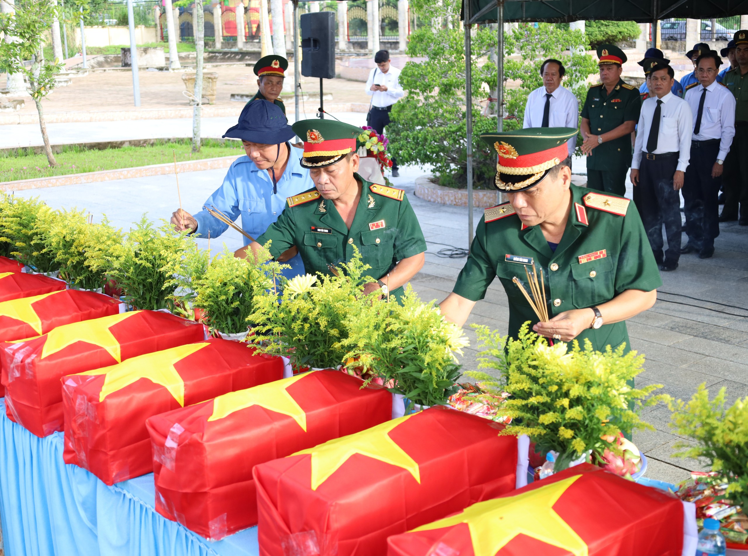 Thiếu tướng Huỳnh Văn Ngon - Phó Chính ủy Quân khu 9 và đại diện Đội K90 (Đội quy tập hài cốt liệt sĩ) dâng hương tại buổi lễ.