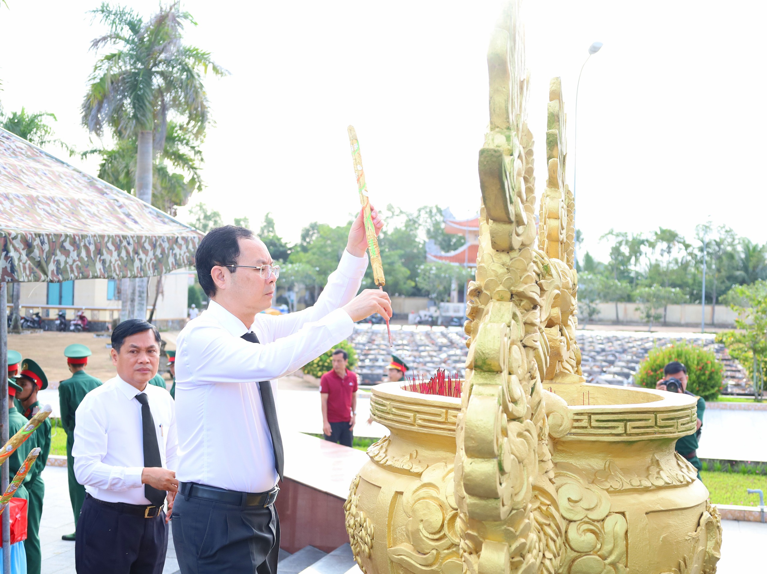 Ông Nguyễn Văn Hiếu - Ủy viên dự khuyết Ban chấp hành Trung ương Đảng, Bí thư Thành ủy Cần Thơ thắp hương tại Tượng đài liệt sĩ - Nghĩa trang quận Ô Môn, TP. Cần Thơ.