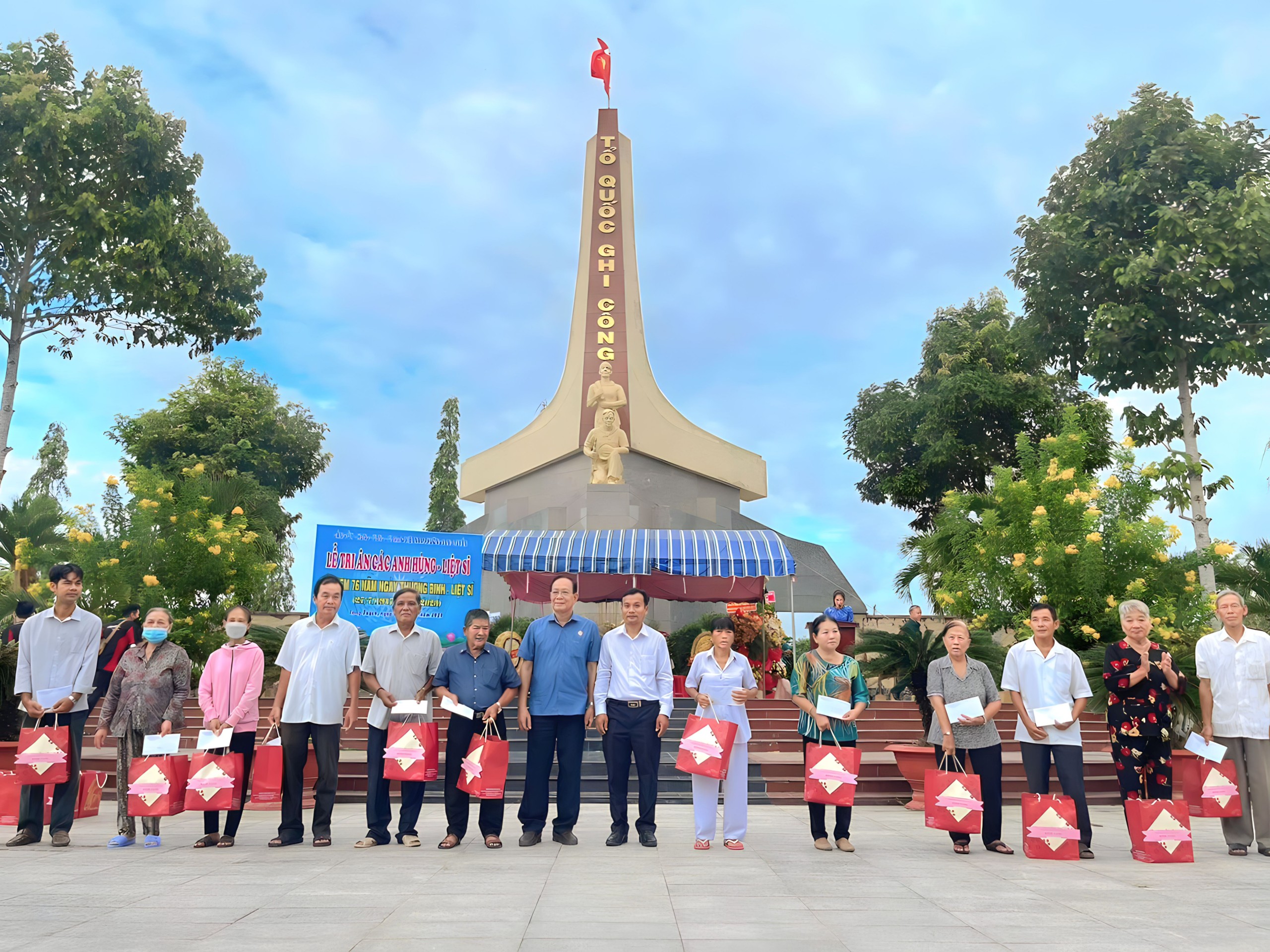 Đảng ủy, HĐND, UBND, UB MTTQ phường Long Tuyền, quận Bình Thủy, TP. Cần Thơ đã tổ chức Lễ tri ân các anh hùng – liệt sĩ nhân dịp Kỷ niệm 76 năm Ngày Thương binh - Liệt sĩ.