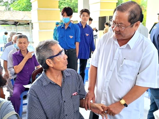 Ông Trần Quốc Vũ - Bí thư Quận ủy Bình Thủy trò chuyện, thăm hỏi gia đình chính sách tham gia chương trình khám bệnh trên địa bàn quận.