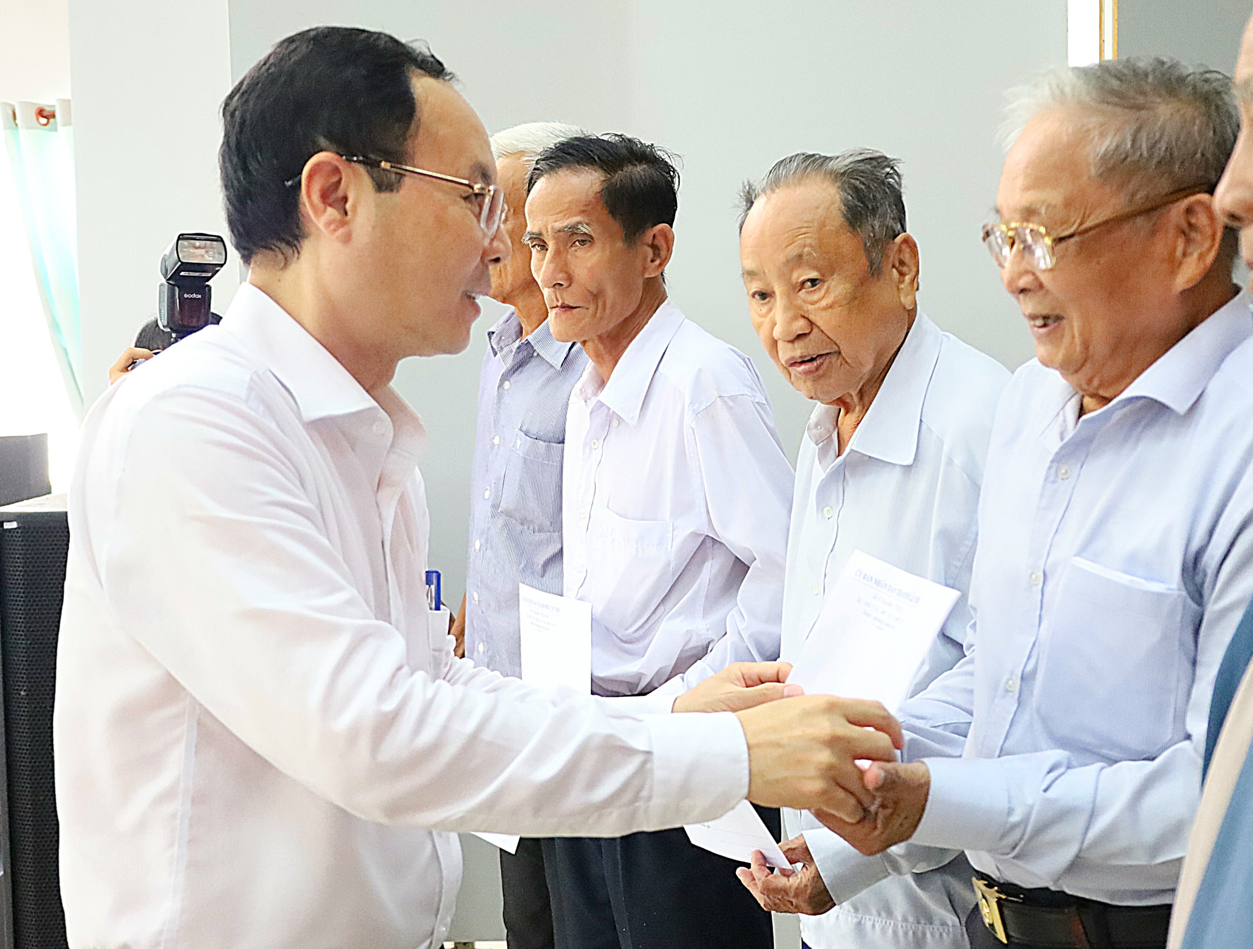 Ông Nguyễn Văn Hiếu - Ủy viên dự khuyết Ban chấp hành Trung ương Đảng, Bí thư Thành ủy Cần Thơ trao tặng quà cho các gia đình chính sách trên địa bàn quận Bình Thủy.
