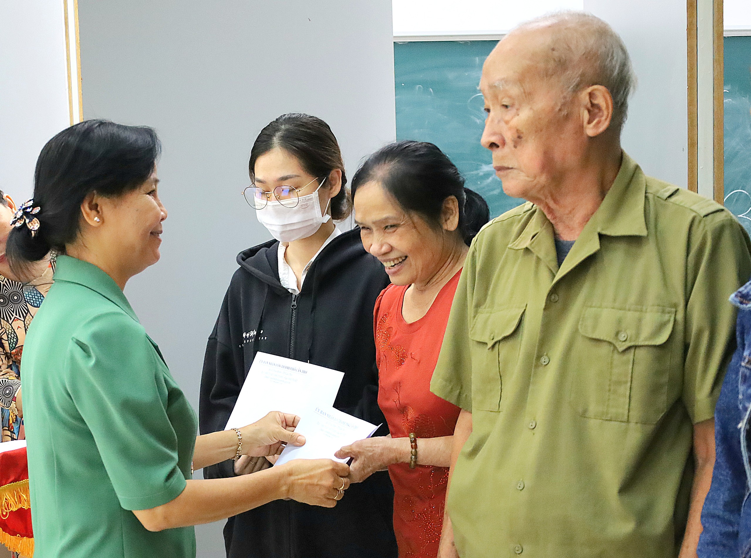 Bà Nguyễn Thị Nữ - Phó Bí thư Thường trực Quận ủy Bình Thủy trao tặng quà cho các gia đình chính sách trên địa bàn quận Bình Thủy.