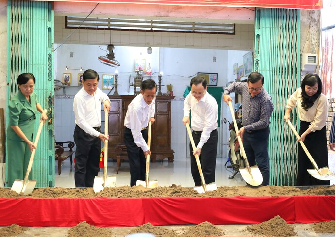 Ông Nguyễn Văn Hiếu - Ủy viên dự khuyết Ban chấp hành Trung ương Đảng, Bí thư Thành ủy Cần Thơ và các đại biểu thực hiện nghi thức khởi công nhà cho gia đình chính sách trên địa bàn quận Bình Thủy.