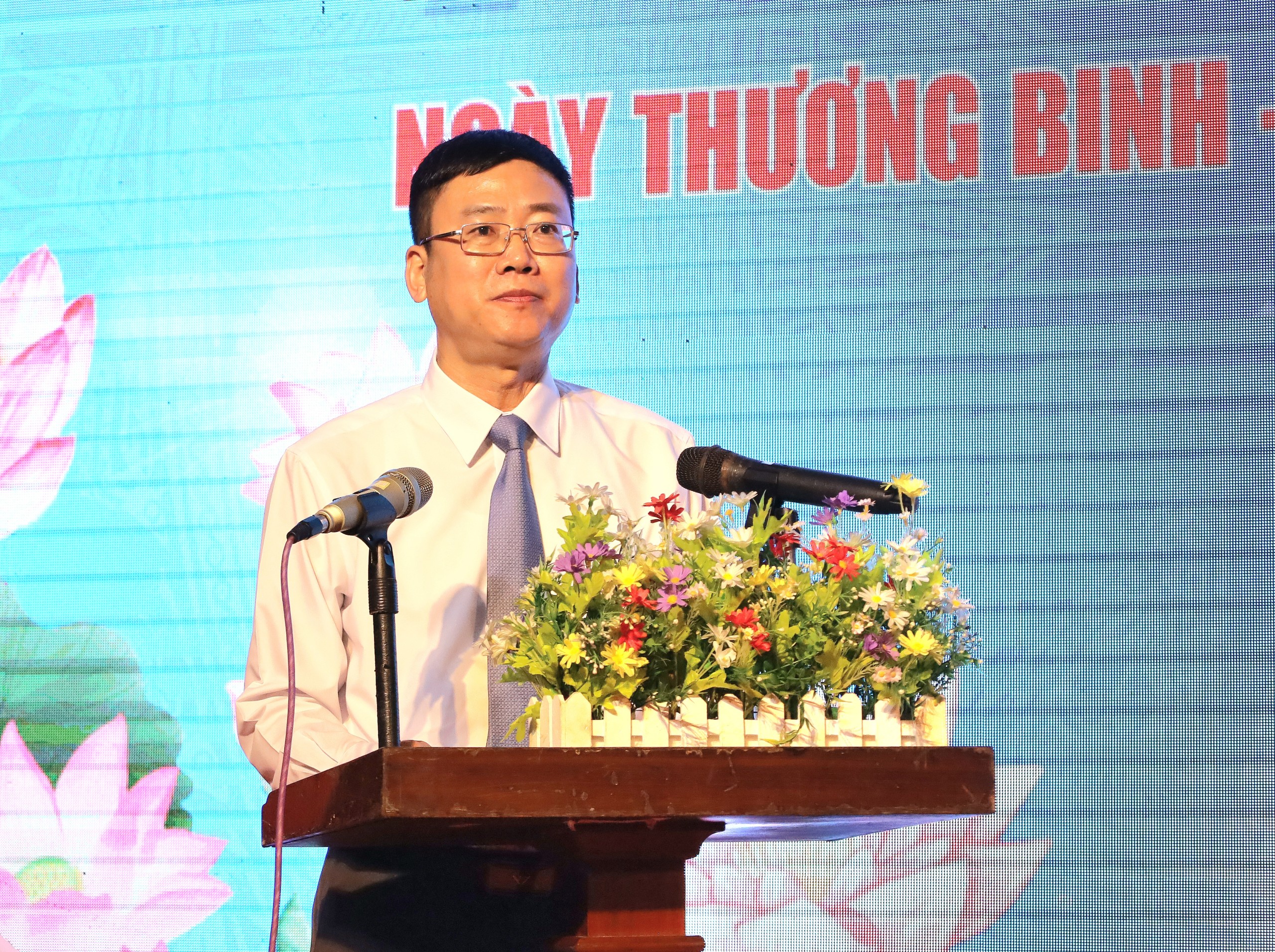 Ông Tiêu Minh Dưỡng - Phó Giám đốc Sở Lao động - Thương binh và Xã hội TP. Cần Thơ đọc bài viếng tại Nghĩa trang liệt sĩ TP. Cần Thơ.