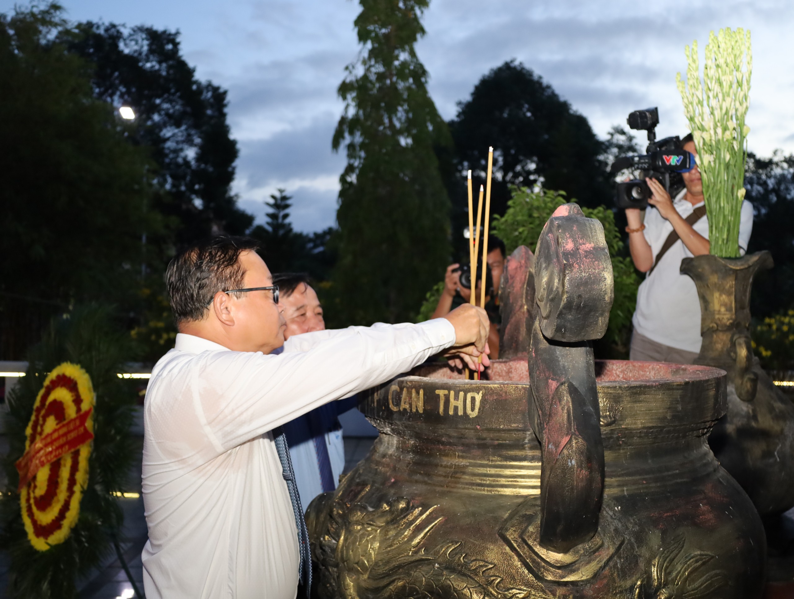 Ông Nguyễn Trung Nhân - UV BTV Thành ủy, Chủ tịch UB MTTQ Việt Nam TP. Cần Thơ dâng hương tại Đài tưởng niệm Nghĩa trang liệt sĩ TP. Cần Thơ.