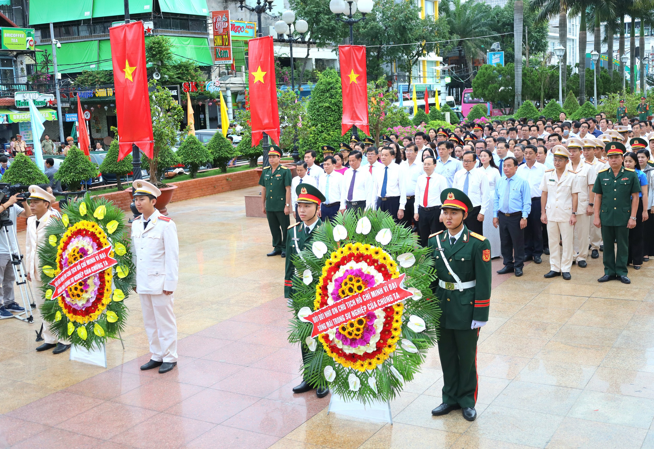 Đoàn đại biểu viếng Tượng đài Bác Hồ tại Bến Ninh Kiều, quận Ninh Kiều, TP. Cần Thơ.