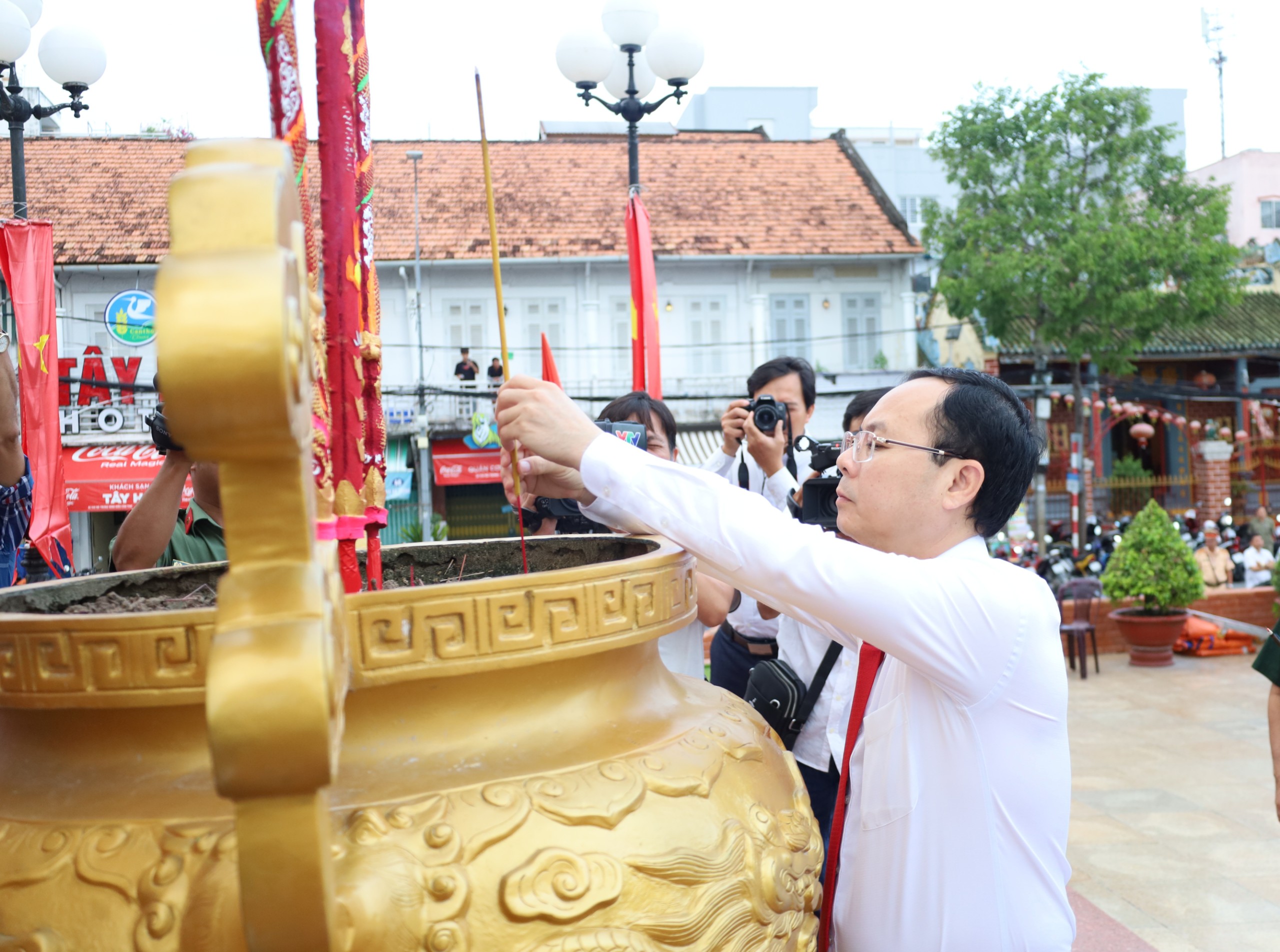 Ông Nguyễn Văn Hiếu - Ủy viên dự khuyết Ban chấp hành Trung ương Đảng, Bí thư Thành ủy Cần Thơ dâng hương tại tượng đài Bác Hồ - Bến Ninh Kiều.