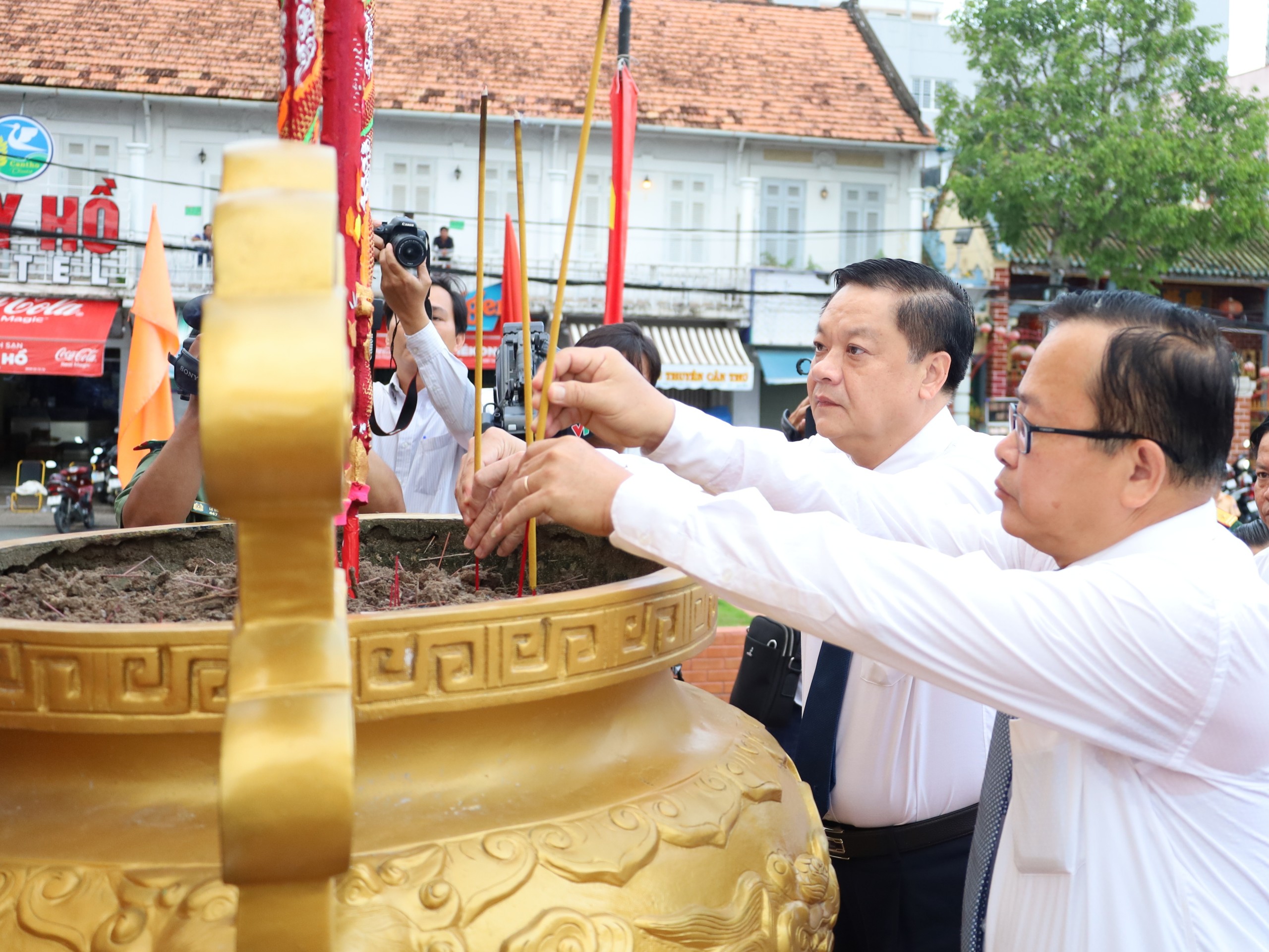 Ông Nguyễn Trung Nhân - UV BTV Thành ủy, Chủ tịch UB MTTQ Việt Nam TP. Cần Thơ và ông Dương Tấn Hiển - UV BTV Thành ủy, Phó Chủ tịch thường trực UBND TP. Cần Thơ dâng hương tại tượng đài Bác Hồ - Bến Ninh Kiều.