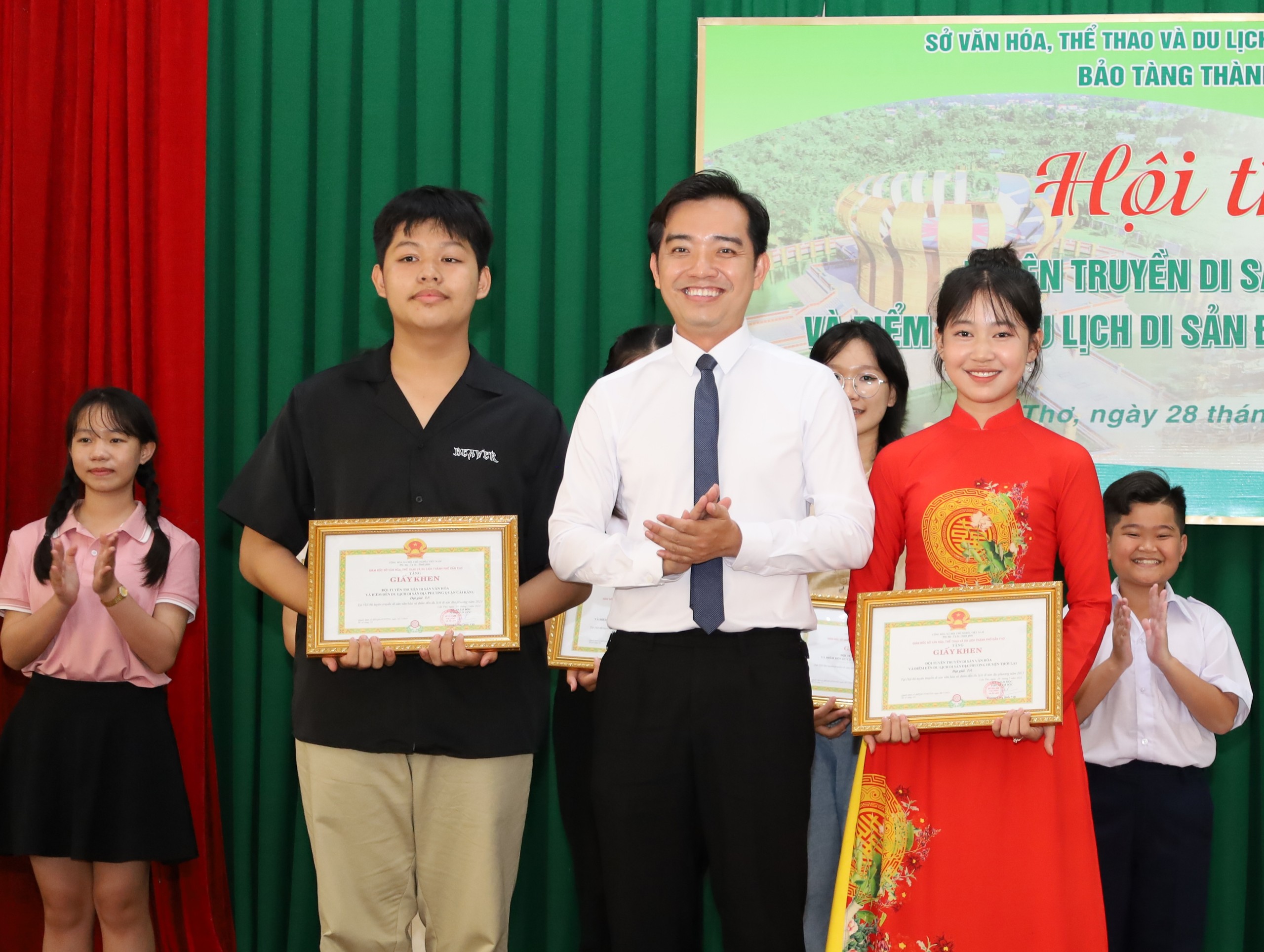 Anh Trương Thanh Tùng - Trưởng Ban Tuyên giáo Thành đoàn Cần Thơ trao giải ba cho đội thi đến từ phòng GD&ĐT quận Cái Răng và huyện Thới Lai.
