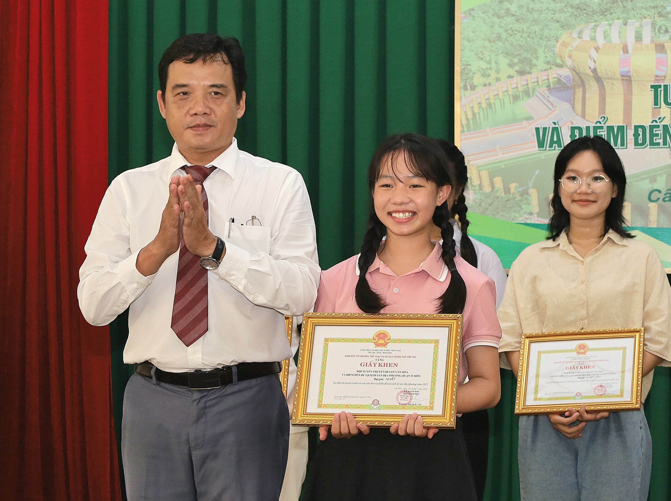 Ông Nhâm Giang Đông - Phó trưởng phòng phụ trách phòng văn hóa, văn nghệ Ban Tuyên giáo Thành ủy Cần Thơ trao giải nhất cho đội thi đến từ Phòng GD&ĐT quận Ô Môn.