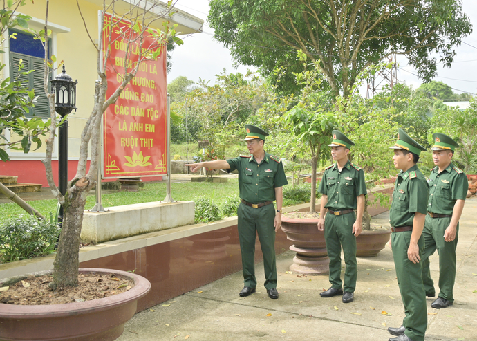 Đại tá Huỳnh Văn Đông, Bí thư Đảng ủy, Chính ủy kiểm tra công tác xây dựng đơn vị tại đồn Biên phòng Gành Dầu.