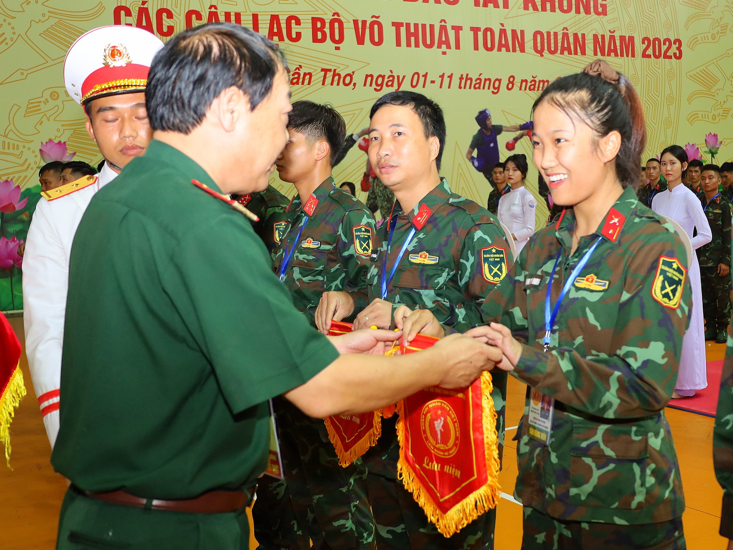 Thiếu tướng Bùi Hồng Quang - Phó cục trưởng Cục Quân huấn, Bộ Tổng Tham mưu Quân đội nhân dân Việt Nam trao cờ lưu niệm cho các đoàn tham dự hội thao.