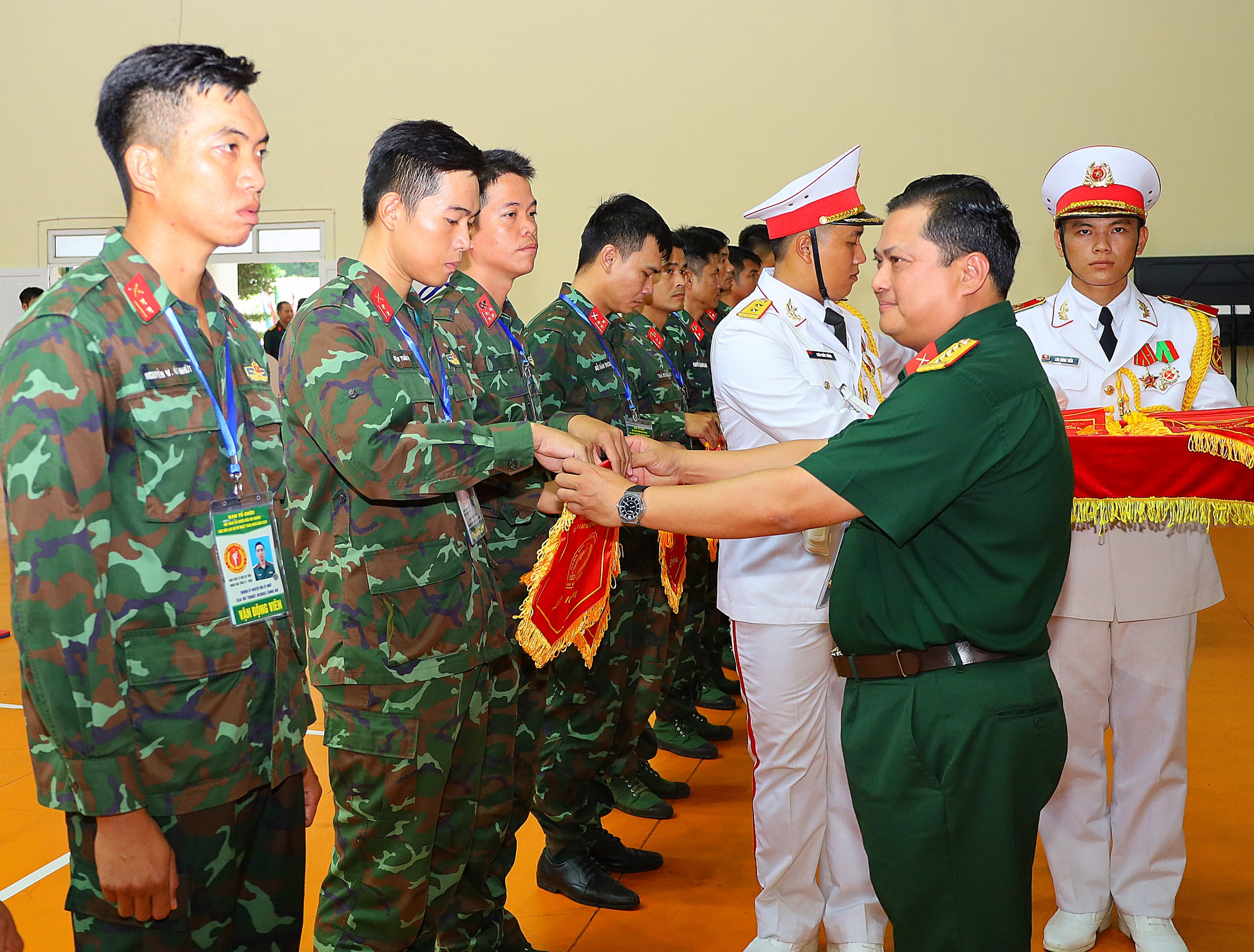 Đại tá Chiêm Thống Nhất - Phó tư lệnh, Tham mưu trưởng Quân khu 9 trao cờ lưu niệm cho các đoàn tham dự hội thao.