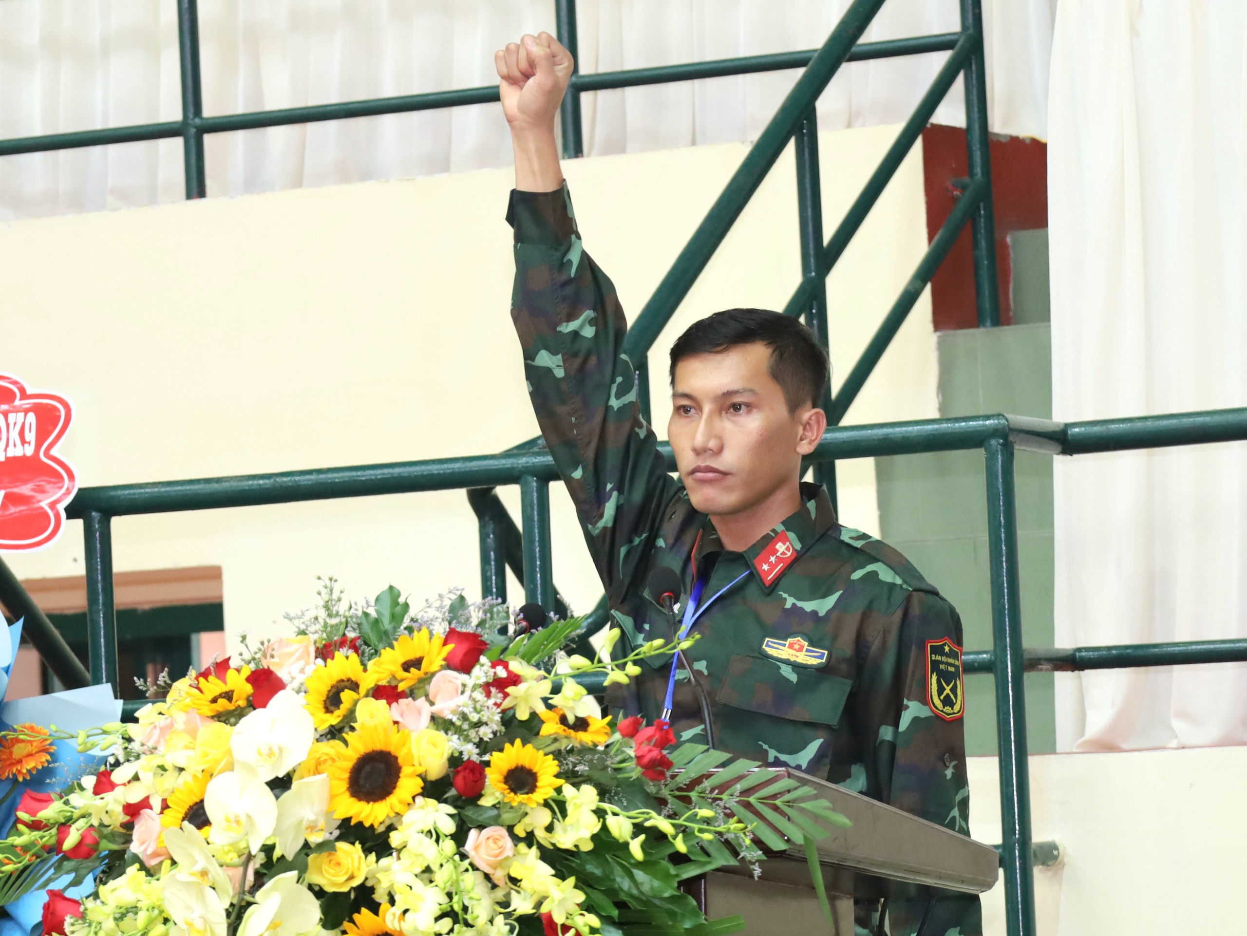 Trung úy Kim So Phonl - Vận động viên CLB Võ thuật Bộ Tham mưu Quân khu 9 đại diện vận động viên tuyên thệ.