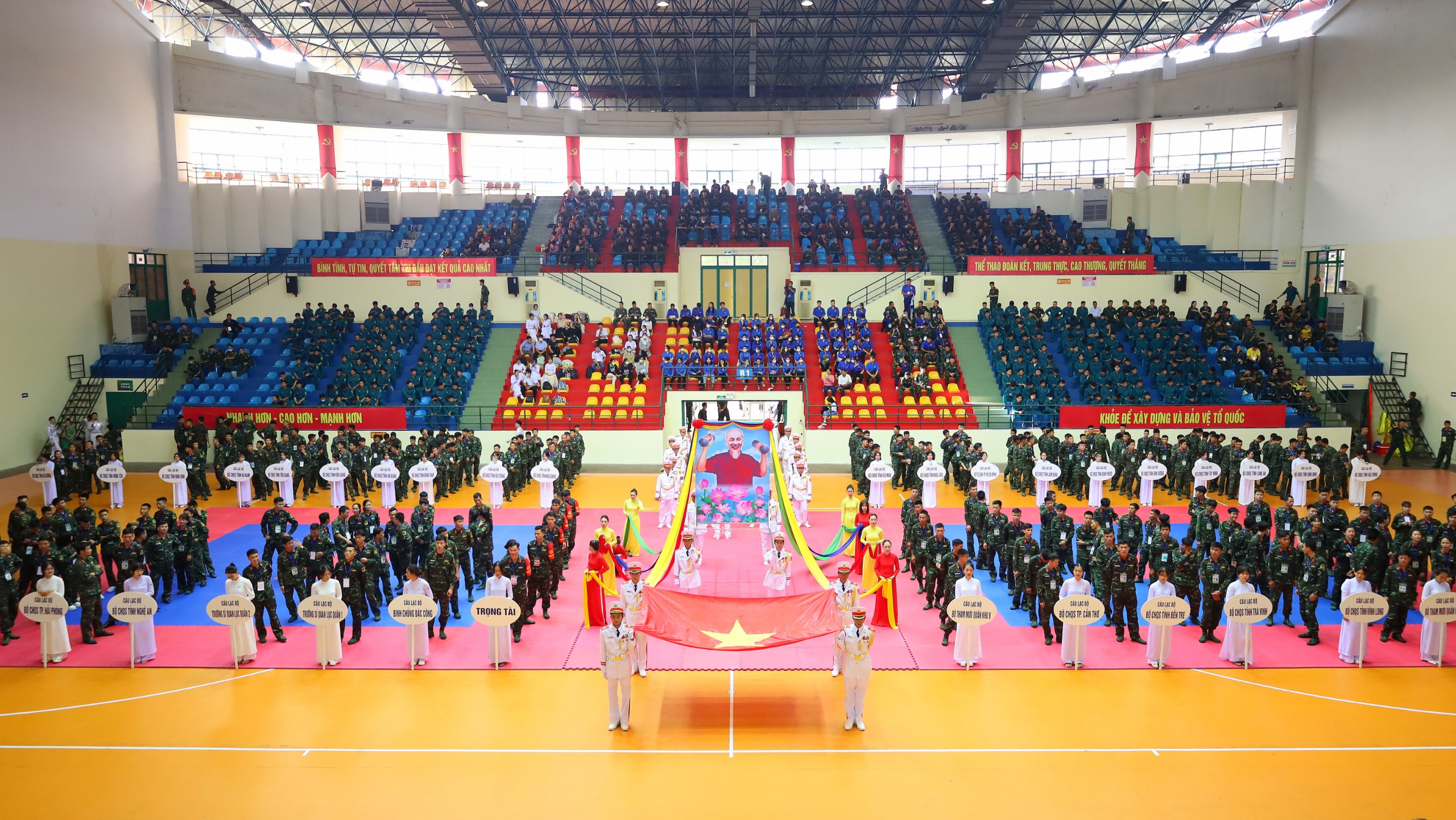 Toàn cảnh lễ khai mạc Hội thao Võ chiến đấu tay không các câu lạc bộ võ thuật toàn quân năm 2023.