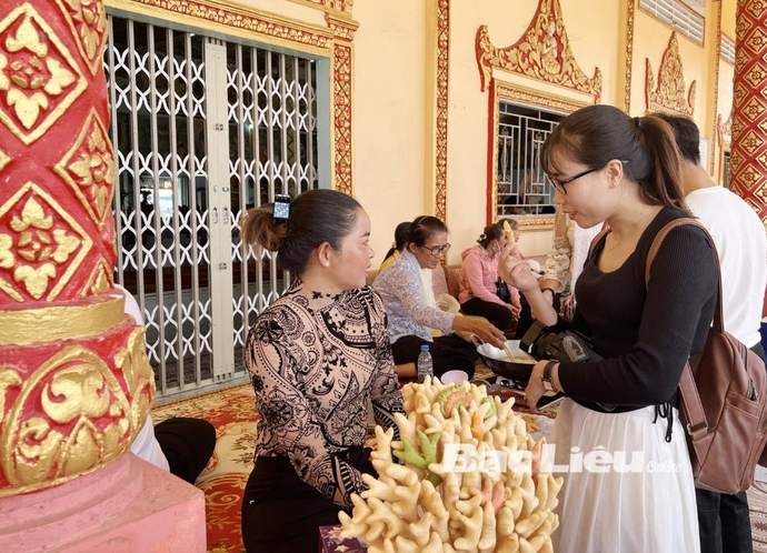 Du khách thưởng thức, tìm hiểu cách chế biến món bánh gừng, bánh ớt của đồng bào Khmer. Ảnh: H.T