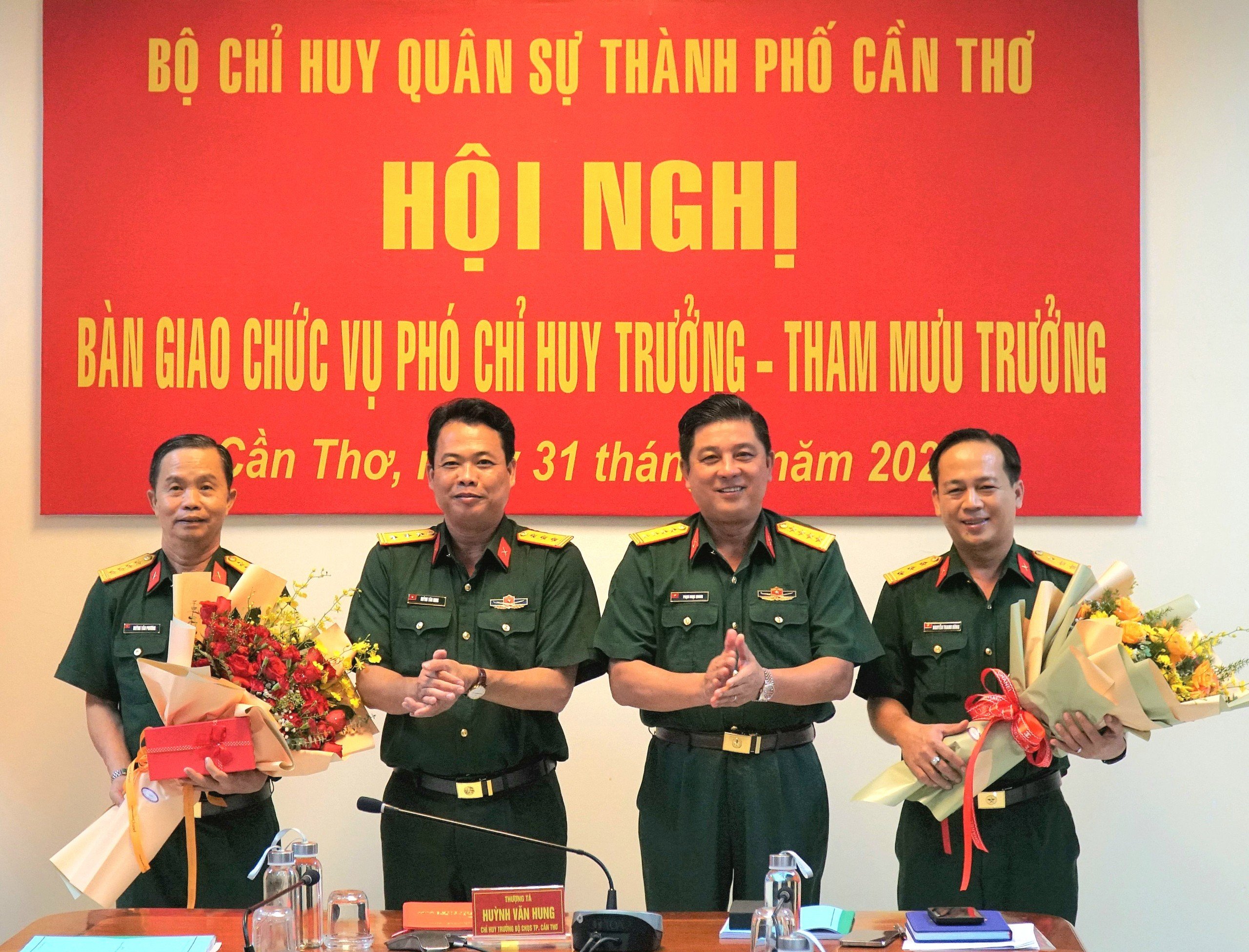 Lãnh đạo Bộ CHQS TP. Cần Thơ tặng hoa chúc mừng Ðại tá Huỳnh Văn Phương và Thượng tá Nguyễn Thanh Hùng (bìa phải).