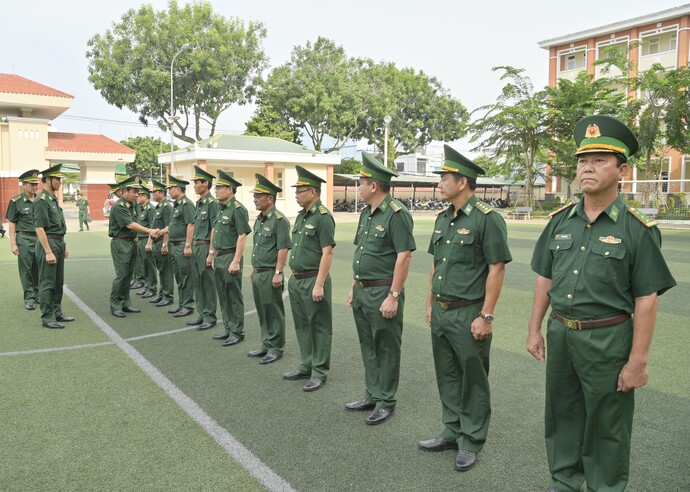 Trung tướng Lê Đức Thái - Ủy viên Trung ương Đảng, Ủy viên Quân ủy Trung ương, Tư lệnh Bộ đội Biên phòng đến thăm các chiến sĩ tại đơn vị.