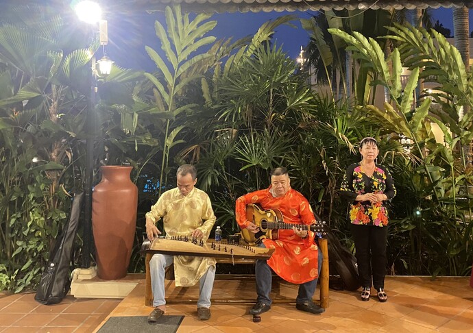 Đờn ca tài tử Nam bộ là một dòng nhạc dân tộc của Việt Nam được UNESCO ghi danh là 'di sản văn hóa phi vật thể' năm 2013. Thông qua loại hình âm nhạc, Victoria Cần Thơ như muốn giới thiệu đặc trưng văn hóa sông nước miệt vườn miền Tây lan rộng hơn đến du khách gần xa.