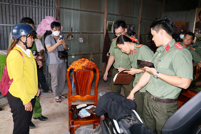 Lực lượng Công an khám xét nơi ở của Nguyễn Hoàng Nam phát hiện, thu giữ nhiều tang vật, tài liệu liên quan.