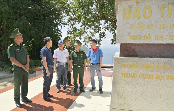 Các lãnh đạo, chỉ huy BĐBP Kiên Giang, Tổng Công ty Khí Việt Nam, Công ty Khí Cà Mau thăm, chào cờ, tìm hiểu về sự hình thành của cột cờ trên Hòn Lớn, xã Thổ Châu (Quần đảo Thổ Chu), TP. Phú Quốc, tỉnh Kiên Giang.