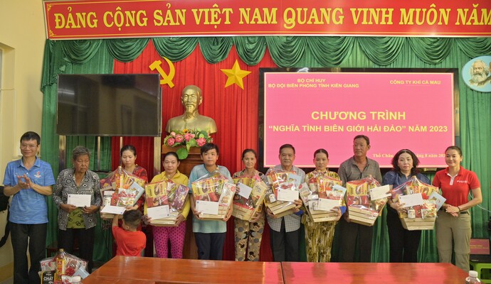 Các Hội đồng thành viên Tổng Công ty Khí Việt Nam tặng quà chính quyền, quân, dân xã Thổ Châu.