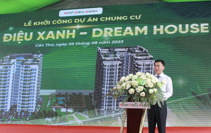 Ông Trần Thanh Đức, Tổng Giám đốc Công ty Cổ phần Kiến Trúc Nhịp Điệu Xanh phát biểu tại buổi lễ khởi công.