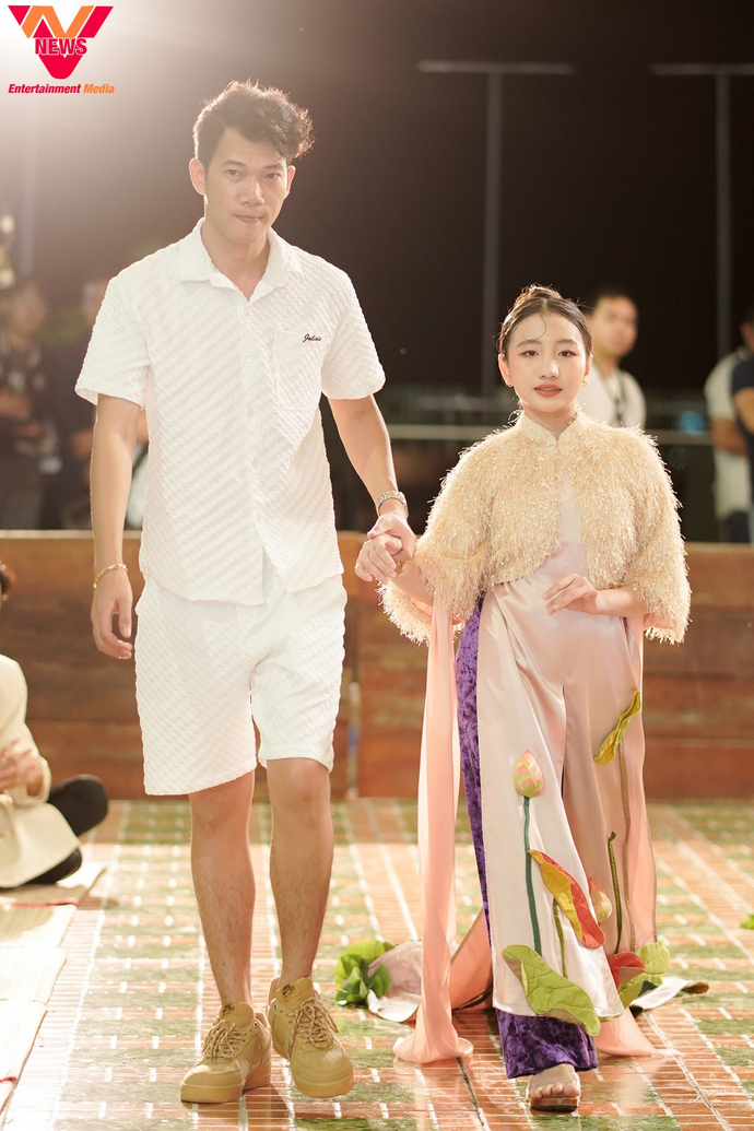 Ông Ngô Anh Minh cùng người mẫu nhí tại Viet News Academy.