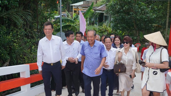 Ông Trương Hòa Bình - Nguyên Ủy viên Bộ Chính trị, nguyên Phó Thủ tướng Thường trực Chính phủ Nước CHXHCN Việt Nam cùng các đơn vị tài trợ tham quan công trình.
