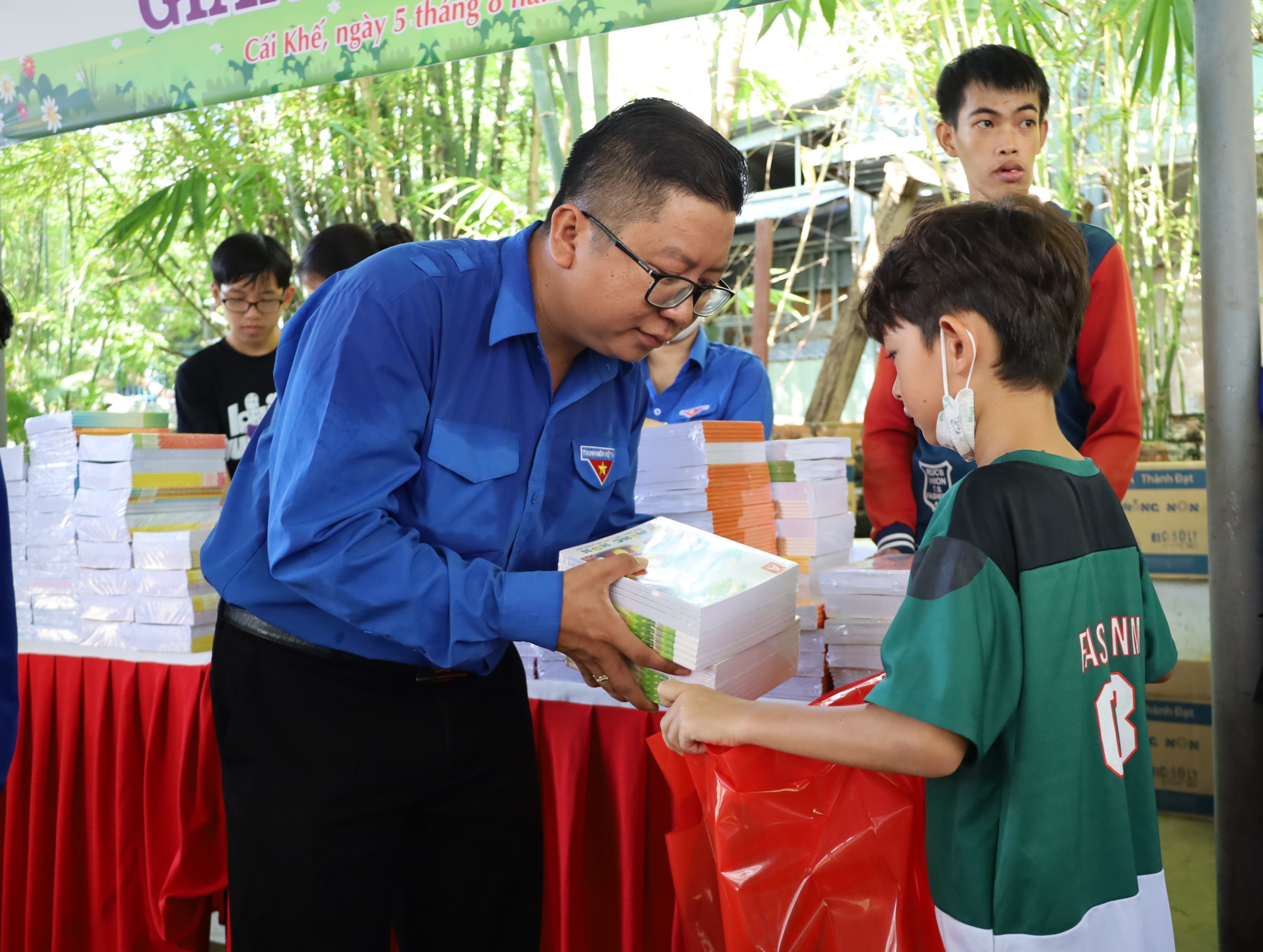 Anh Trần Việt Tuấn – Phó Bí thư Thành Đoàn, Chủ tịch Hội Liên hiệp thanh niên Việt Nam TP. Cần Thơ tặng quà cho các em học sinh.