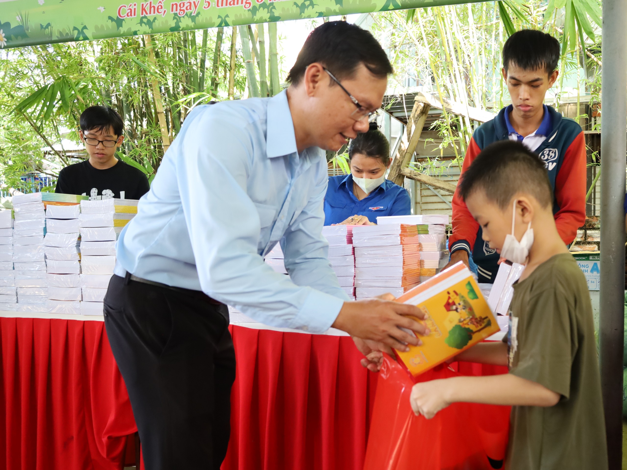 Anh Đào Công Nhật - Phó Chủ tịch Hội đồng đội TP. Cần Thơ tặng quà cho các em học sinh.