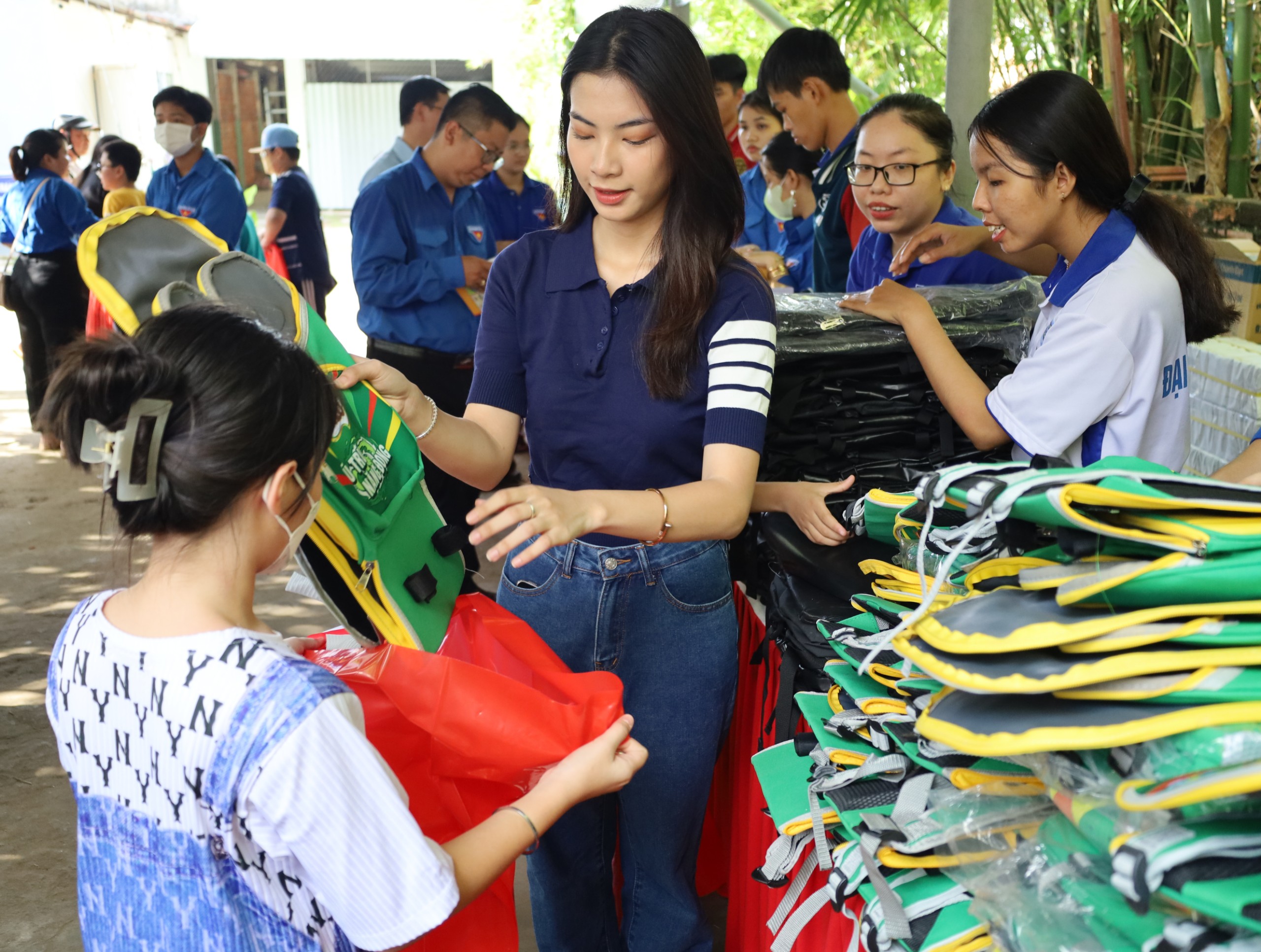 Em Phan Lê Kim Ngọc – Nữ sinh thanh lịch Trường THPT Phan Ngọc Hiển tặng quà cho các em học sinh.