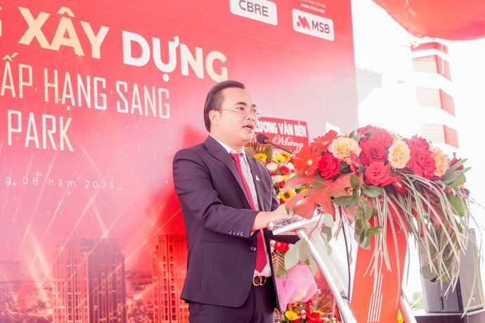 Ông Dương Quốc Thủy - Tổng Giám đốc Công ty Cổ phần Dịch vụ và Đầu tư Đất Xanh Miền Tây, chủ đầu tư dự án Cara River Park phát biểu tại buổi lễ khởi công.
