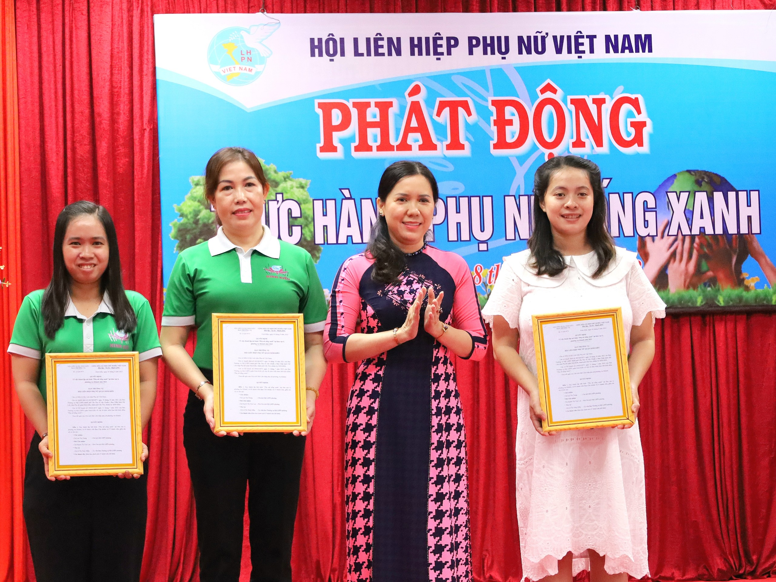 Bà Nguyễn Thị Hồng Nga – Chủ tịch Hội LHPN quận Ninh Kiều trao quyết định cho đại diện Ban chủ nhiệm mô hình.