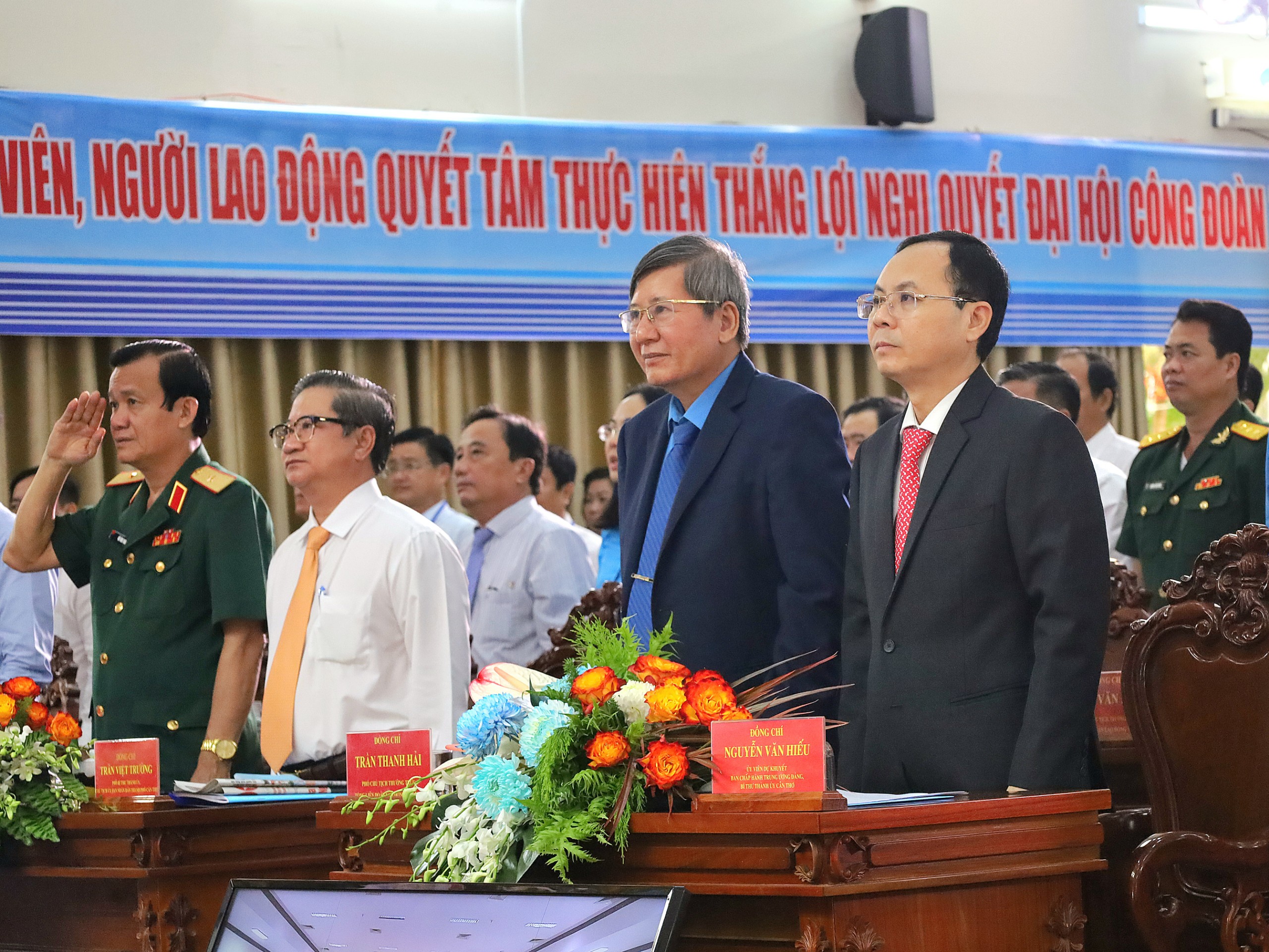Ông Nguyễn Văn Hiếu - Ủy viên dự khuyết BCH Trung ương Đảng, Bí thư Thành ủy Cần Thơ (bìa phải) và các đại biểu tham dự đại hội.