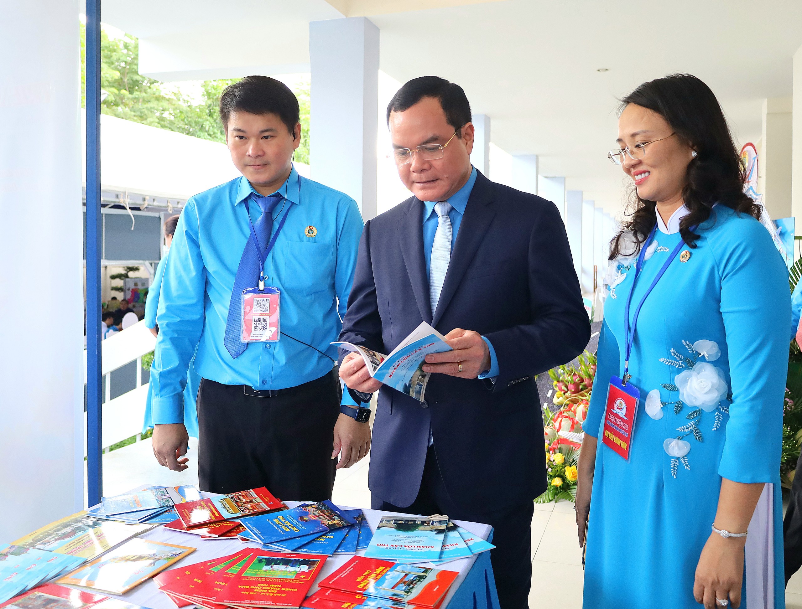 Ông Nguyễn Đình Khang - Ủy viên BCH Trung ương Đảng, Chủ tịch Tổng Liên đoàn Lao động Việt Nam tham quan các gian hàng trưng bày tại đại hội.