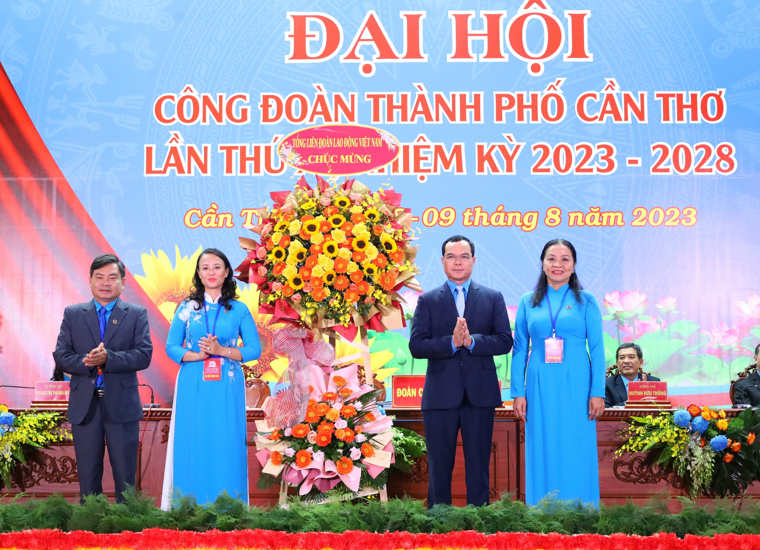 Ông Nguyễn Đình Khang - Ủy viên BCH Trung ương Đảng, Chủ tịch Tổng Liên đoàn Lao động Việt Nam tặng hoa chúc mừng đại hội.