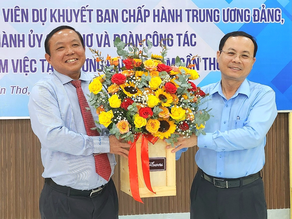 TS. LS Nguyễn Tiến Dũng - Chủ tịch Hội đồng quản trị Trường Đại học Nam Cần Thơ tặng hoa cho ông Nguyễn Văn Hiếu – Ủy viên dự khuyết BCH Trung ương Đảng, Bí thư Thành ủy Cần Thơ.