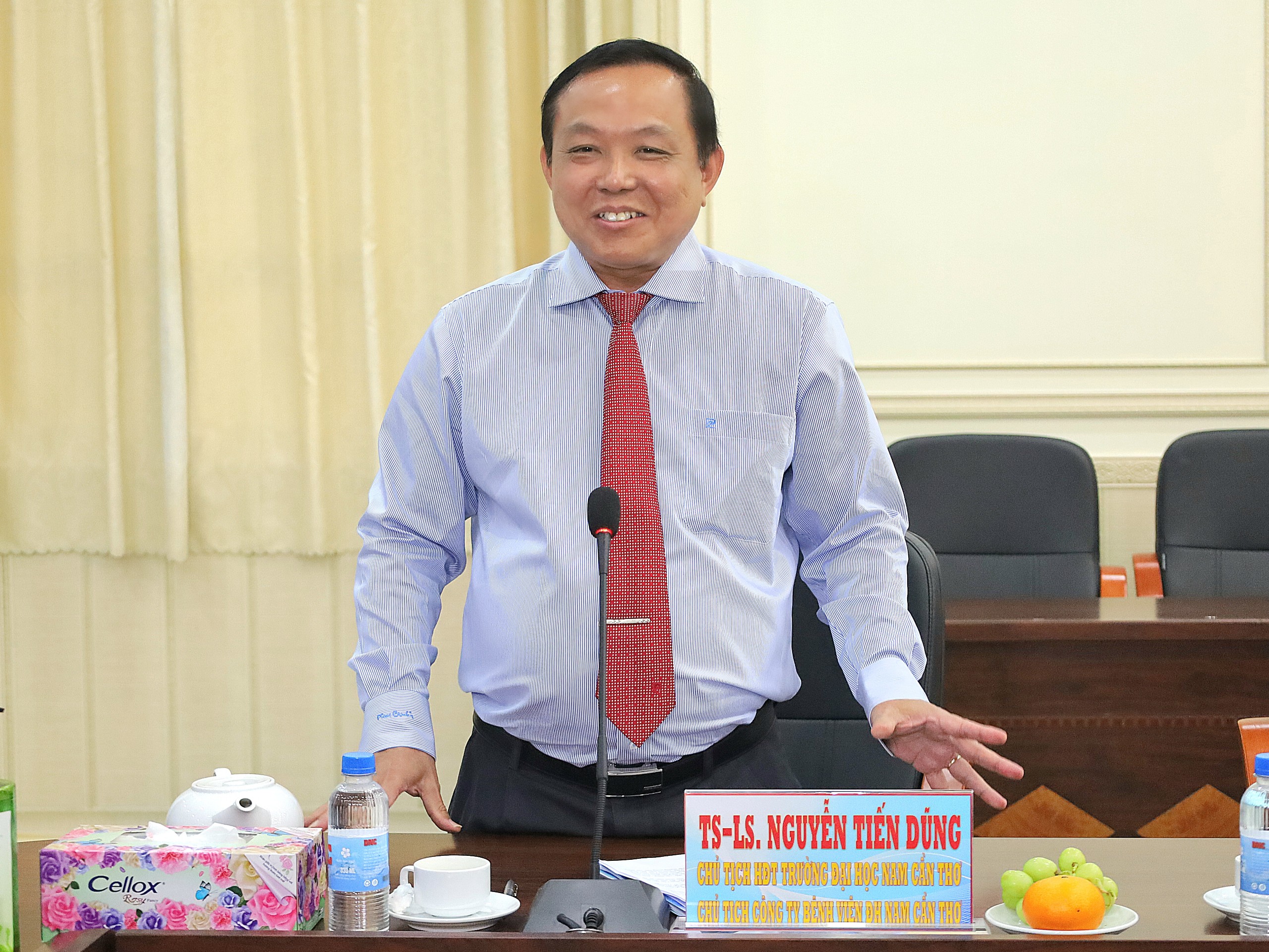 TS. LS Nguyễn Tiến Dũng - Chủ tịch Hội đồng quản trị Trường Đại học Nam Cần Thơ phát biểu tại buổi làm việc.