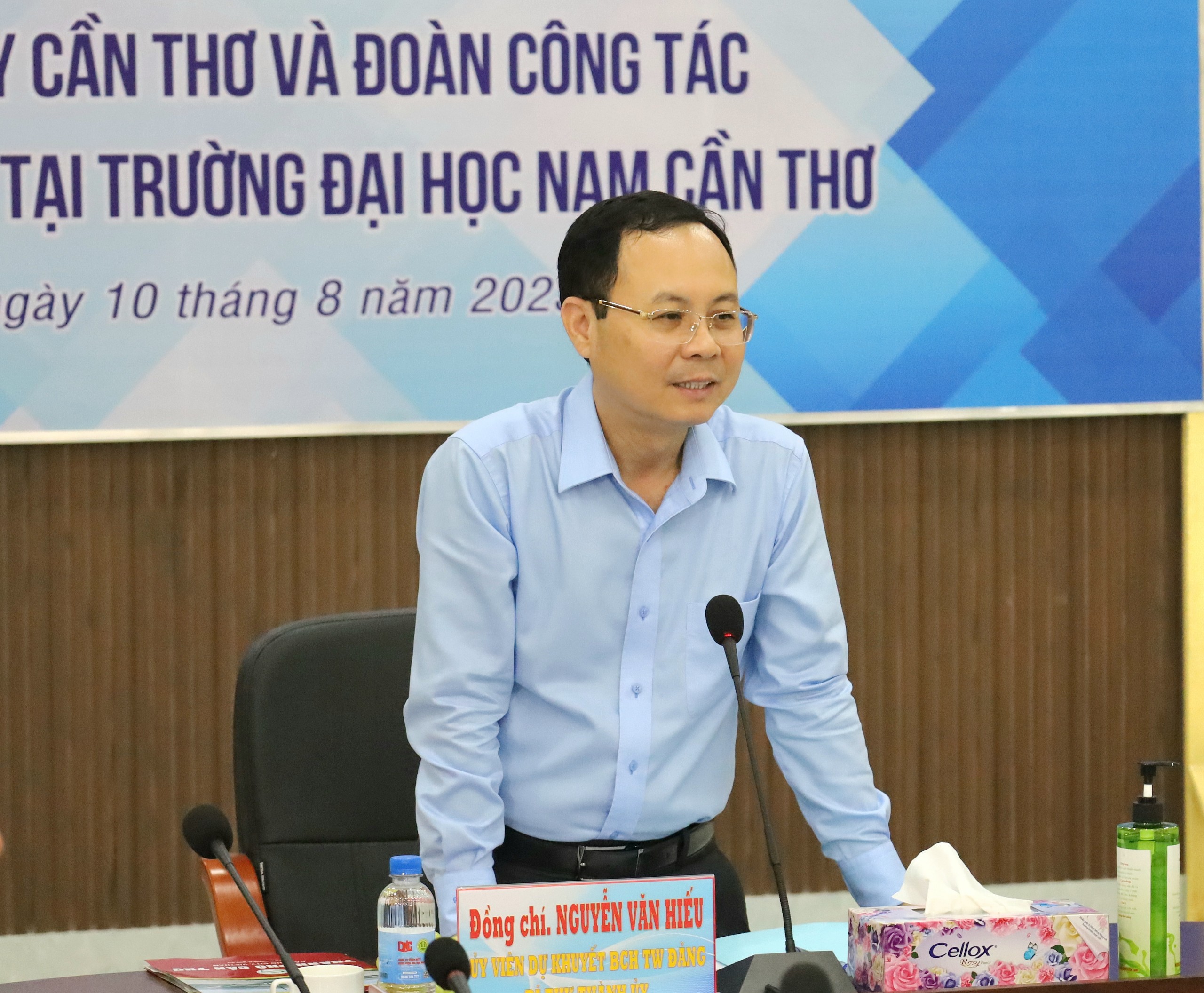 Ông Nguyễn Văn Hiếu – Ủy viên dự khuyết BCH Trung ương Đảng, Bí thư Thành ủy Cần Thơ phát biểu tại buổi thăm và làm việc tại Trường Đai học Nam Cần Thơ.