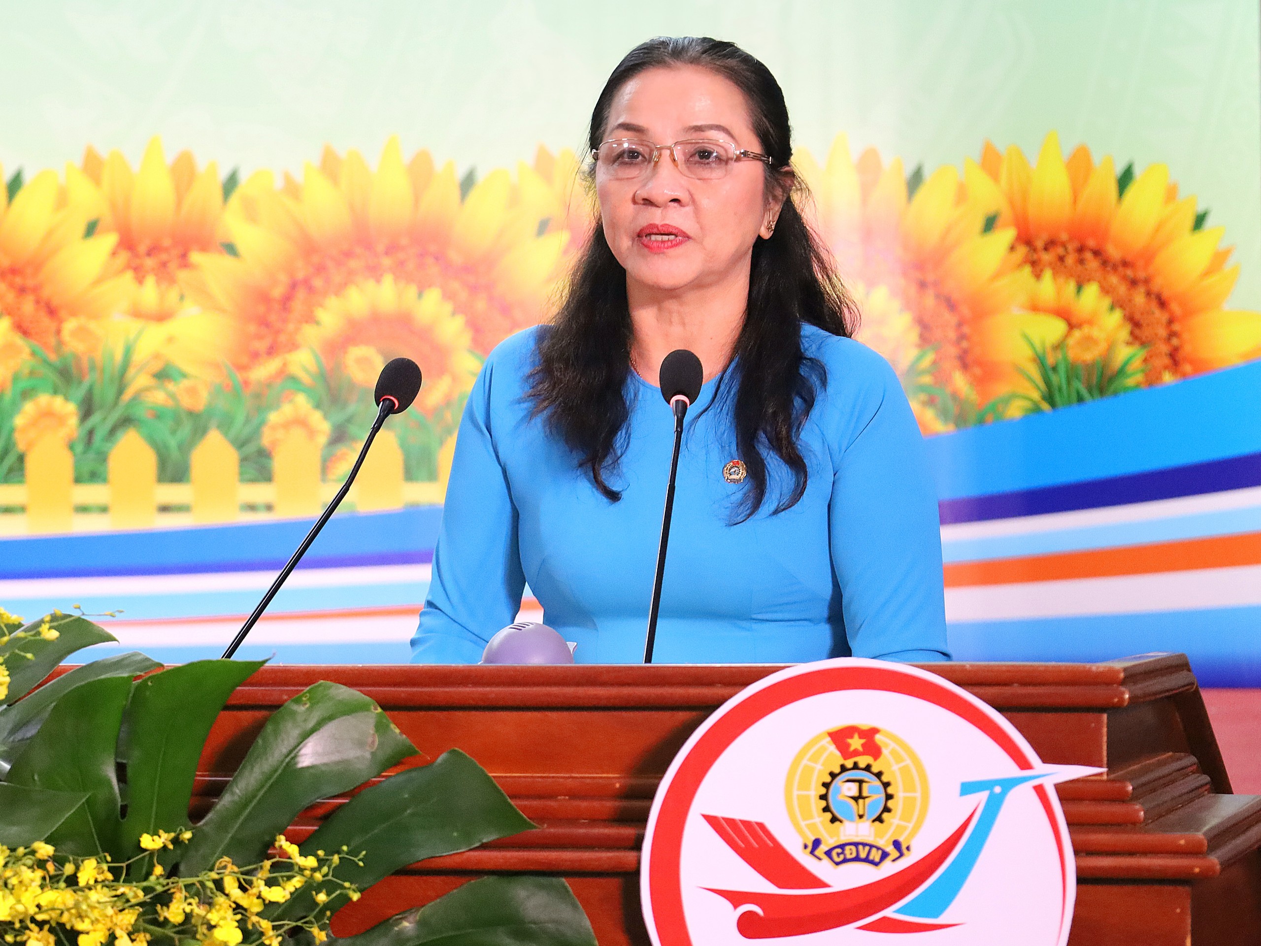 Bà Huỳnh Thị Hiền – Phó Chủ tịch Liên đoàn Lao động TP. Cần Thơ báo cáo nhanh kết quả Đại hội Công đoàn TP. Cần Thơ lần thứ XI, nhiệm kỳ 2023-2028.
