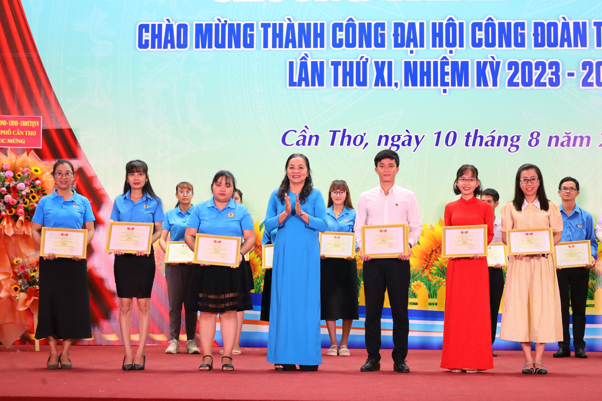 Bà Huỳnh Thị Hiền – Phó Chủ tịch Liên đoàn Lao động TP. Cần Thơ trao giải thưởng Cuộc thi ảnh “Nét đẹp Công đoàn và người lao động” cho các cá nhân.