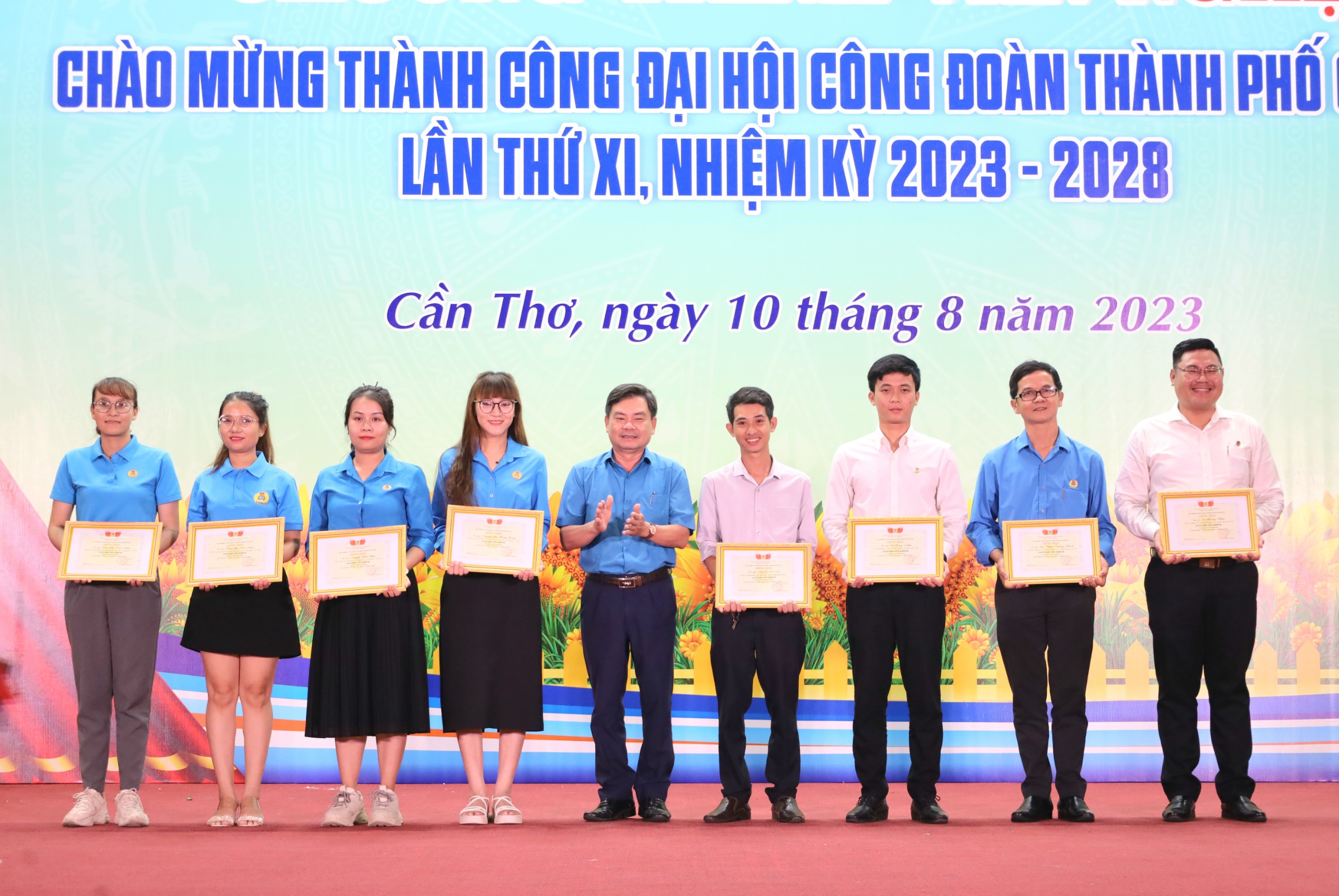 Ông Đoàn Văn Dũng - Phó Chủ tịch Liên đoàn Lao động TP. Cần Thơ trao giải thưởng Cuộc thi ảnh “Nét đẹp Công đoàn và người lao động” cho các cá nhân.